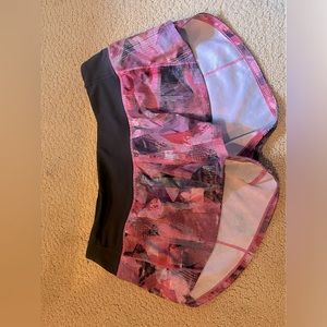 printed lululemon shorts size 2 low rise 2.5 inch